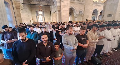 Adana'da camileri dolduran vatandaşlar, bayram namazı için saf tuttu