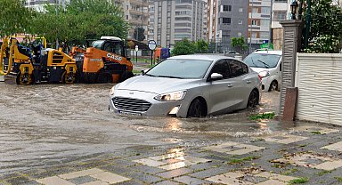 Adana'da sağanak nedeniyle yollar göle döndü