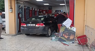 AFren yerine gaz pedalına bastı, ziyarete gittiği arkadaşının iş yerine otomobille girdi