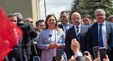AK Parti'ye geçen Burcu Köksal'a, Afyonkarahisar Belediyesi önünde mehterli karşılama