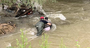 Akıntıya kapılıp 1 kilometre sürüklendi, çalılara tutunarak hayatta kaldı