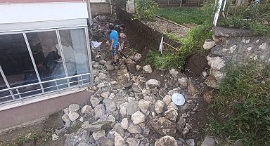 Amasya'da 5 katlı binanın istinat duvarı çöktü