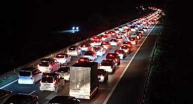 Anadolu Otoyolu Düzce geçişinde trafik durma noktasına geldi