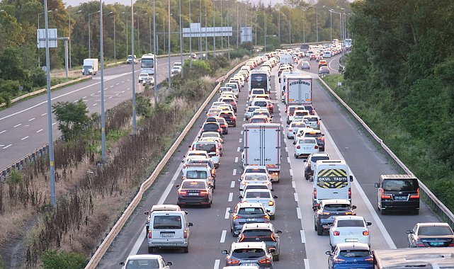 Anadolu Otoyolu Düzce geçişinde trafik durma noktasında