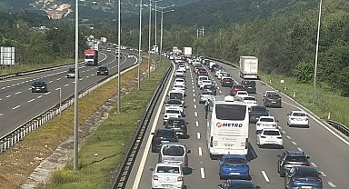 Anadolu Otoyolu'nun Bolu geçişinde trafik yoğunluğu