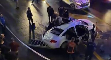 Ankara'da kontrolden çıkan otomobil Sıhhiye Köprüsü'nden alt yola düştü; 1 yaralı