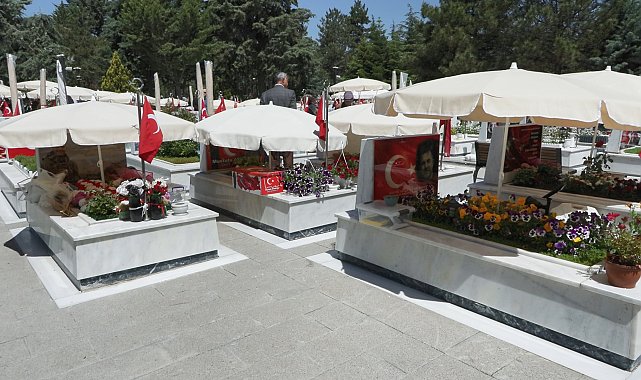 Ankara'da şehitliklerde arife yoğunluğu