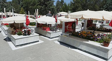 Ankara'da şehitliklerde arife yoğunluğu