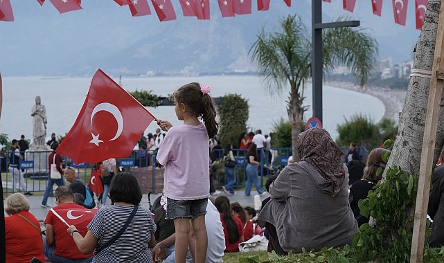 Antalya'da 19 Mayıs 'fener alayı'nda binlerce kişilik coşku