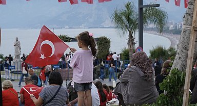 Antalya'da 19 Mayıs 'fener alayı'nda binlerce kişilik coşku