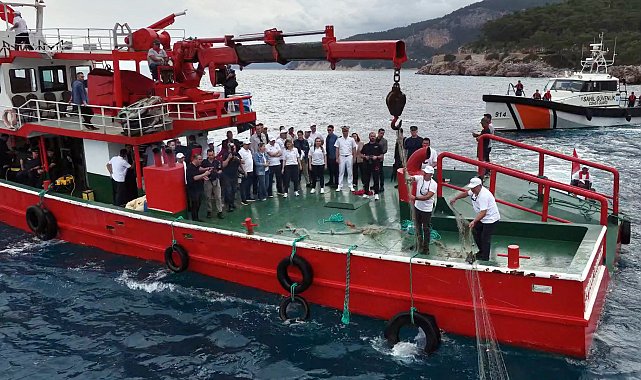 Antalya'da deniz dibinden 500 metre uzunluğunda hayalet ağ çıkarıldı