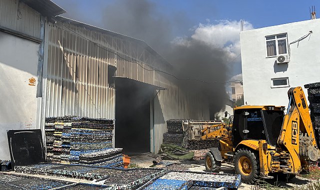 Antalya'da firma deposunda yangın