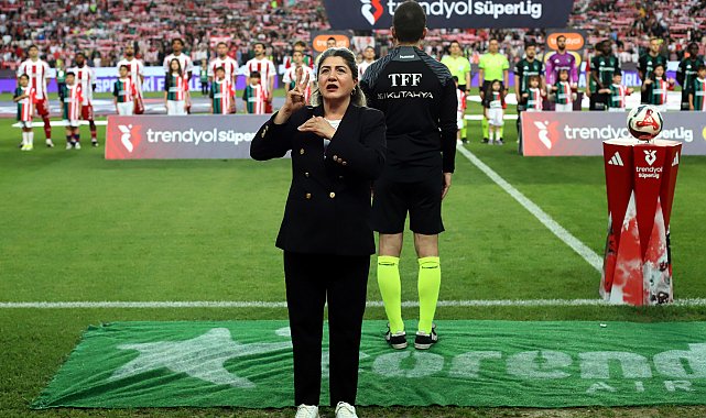 Antalyaspor maçında işaret diliyle İstiklal Marşı okundu
