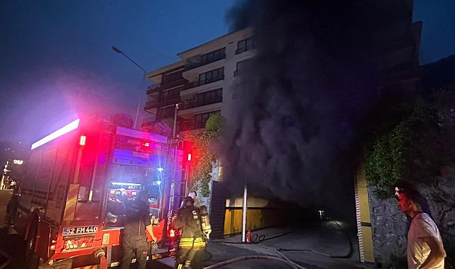 Apartmanın kapalı otoparkında çıkan yangında 3 otomobil zarar gördü