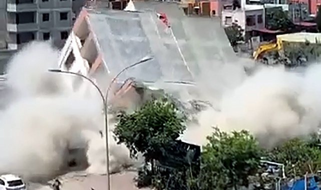 Apartmanın yıkımı sırasında, kaldırımdaki kadın enkaz altında kalmaktan son anda kurtuldu