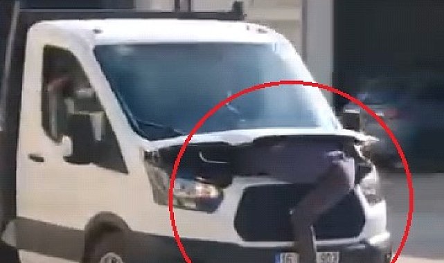 Arızayı tespit etmek için seyir halindeki kamyonetin motor kısmına yattı