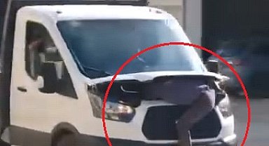 Arızayı tespit etmek için seyir halindeki kamyonetin motor kısmına yattı