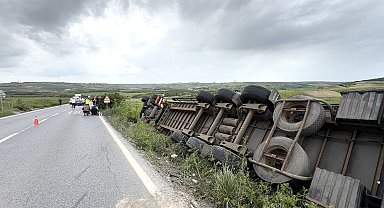 Arnavutköy'de ıslak mendil yüklü TIR tarlaya devrildi