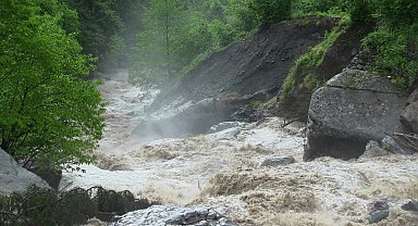 Artvin'de etkili sağanak; dere taştı, köprü hasar gördü