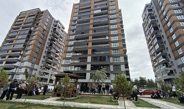 Asansörde mahsur kalanları kurtarmak isterken boşluğa düşüp öldü