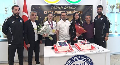 ASKİ Spor, milli tekvandocuların başarısını pasta keserek kutladı