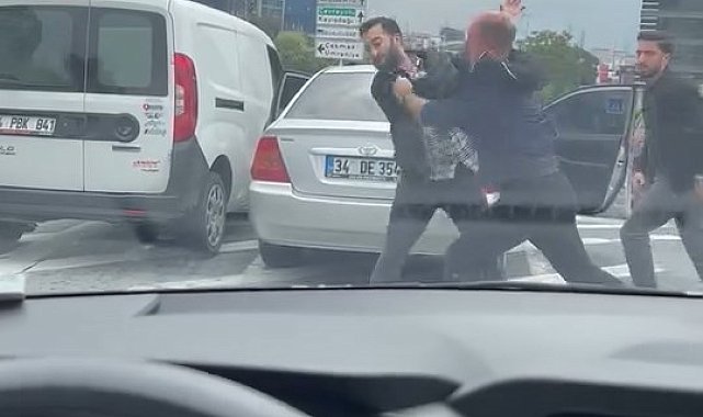 Ataşehir'de iki sürücü arasında çıkan kavga kamerada
