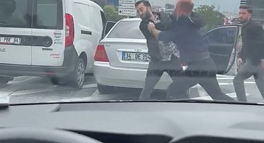 Ataşehir'de iki sürücü arasında çıkan kavga kamerada