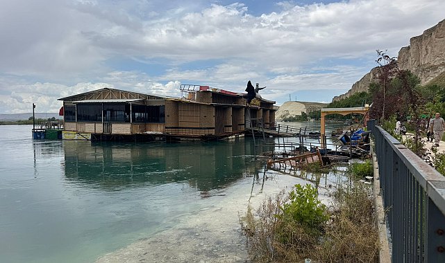 Atatürk Barajı'nın kapakları açıldı, Fırat Nehri'nin kıyısındaki mesire alanını su bastı