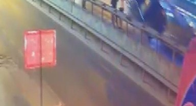 Avcılar'da arıza nedeniyle duran araca alkollü sürücünün kullandığı otomobil çarptı; 1'i ağır 4 yaralı