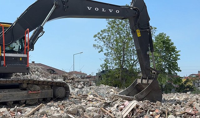 Avcılar'da bina enkazında çalışma yapan kepçe doğal gaz hattına zarar verdi