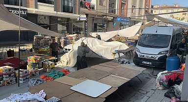 Avcılar'da pazar erken kuruldu, park eden araçlar esnafı mağdur etti