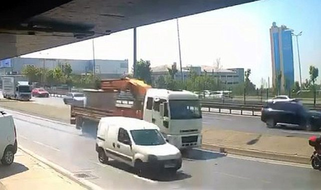 Avcılar'da sol şeritte bekleyen motosiklete, TIR çarptı: 2 yaralı