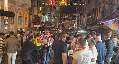 Avrupa Ligi Finali öncesi İstanbul'a gelen İngiliz taraftarlar Taksim'de toplandı
