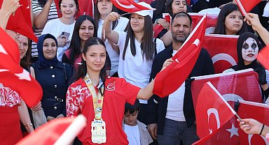 Avrupa Şampiyonu Nehir'e Turgutlu'da coşkulu karşılama