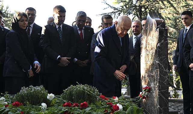 Bahçeli’den Alparslan Türkeş’in kabrine ziyaret