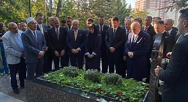 Bahçeli, Türkeş'in mezarını ziyaret etti