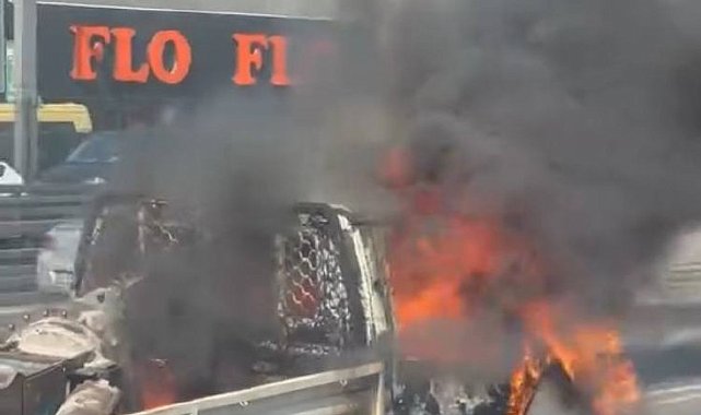 Bahçelievler'de seyir halindeki kamyonet alev alev yandı