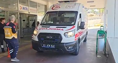 Bahçesinde gördüğü yılanı vurmak isterken av tüfeği ile 5 kişiyi yaraladı