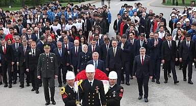 Bakan Bak, sporcu ve gençlerle Anıtkabir'i ziyaret etti