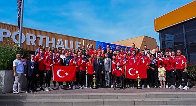 Bakan Bak'tan milli karatecilere tebrik