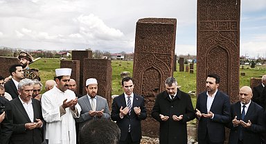 Bakan Çiftçi, 'Ahlat Selçuklu Meydan Mezarlığı'nı ziyaret etti