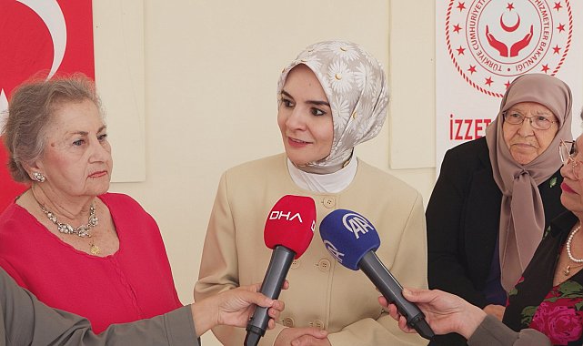 Bakan Göktaş'tan huzurevi sakinlerine anneler günü ziyareti