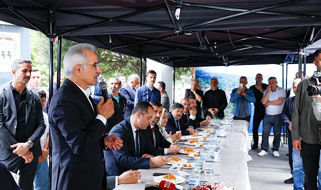 Bakan Uraloğlu memleketi Trabzon'da vatandaşlarla bayramlaştı