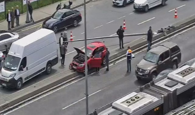 Bakırköy'de otomobilin çarptığı aydınlatma direği, başka bir otomobilin üzerine devrildi