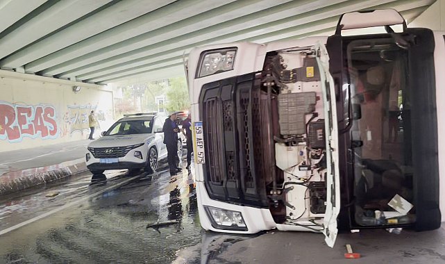 Bakırköy'de üst geçide çarpan TIR devrildi - 2 Ek görüntü ve fotoğraf