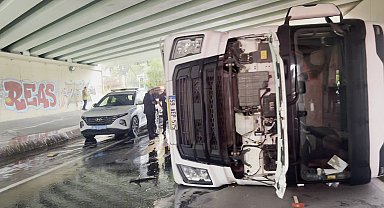 Bakırköy'de üst geçide çarpan TIR devrildi - 2 Ek görüntü ve fotoğraf