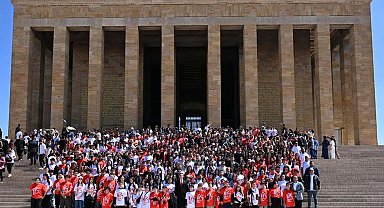 Balıkesir Büyükşehir Belediye Başkanı Akın 1071 gençle Anıtkabir'i ziyaret etti