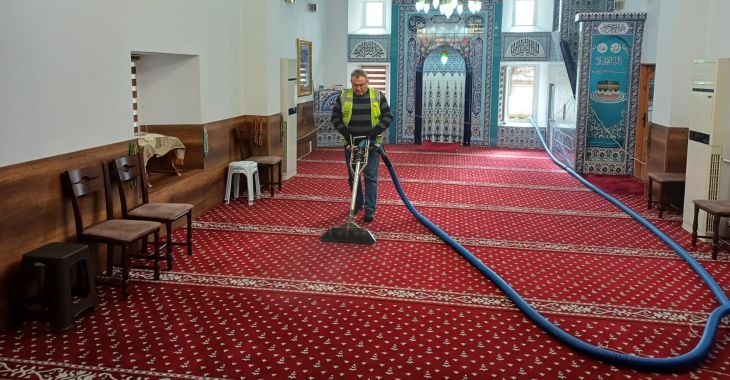 Balkanlardaki camilerde Ramazan temizliği