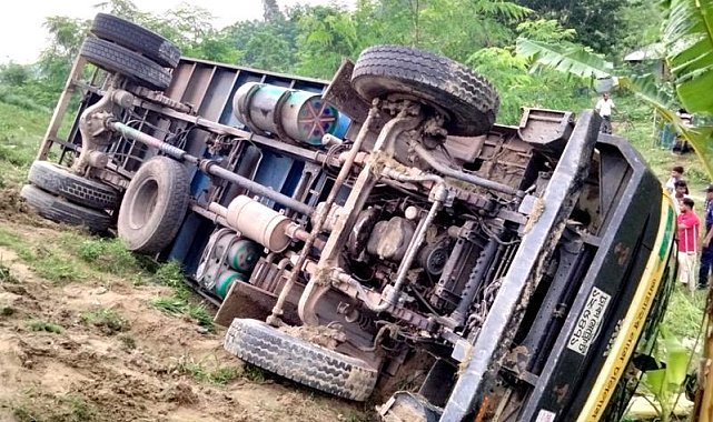 Bangladeş'te demir yüklü kamyon devrildi: 15 ölü
