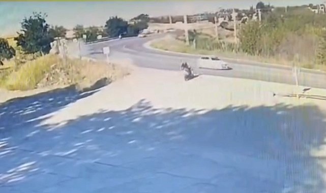 Bariyerlere çarpan motsiketin sürücüsü öldü; kaza anı kamerada